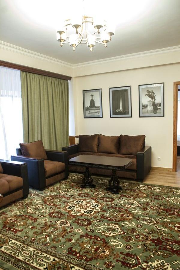 Hotel Plaza Viktoria Gjoumri Kültér fotó