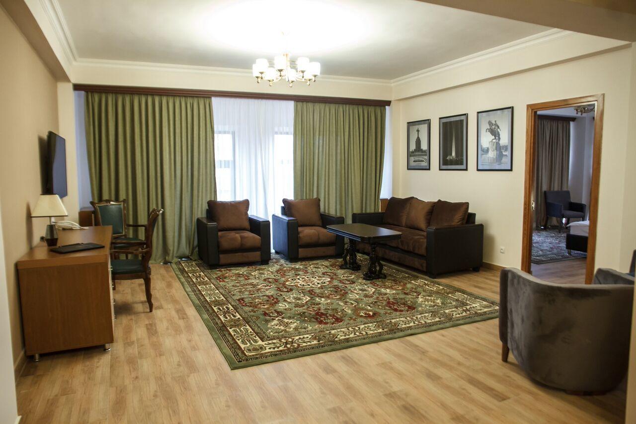 Hotel Plaza Viktoria Gjoumri Kültér fotó