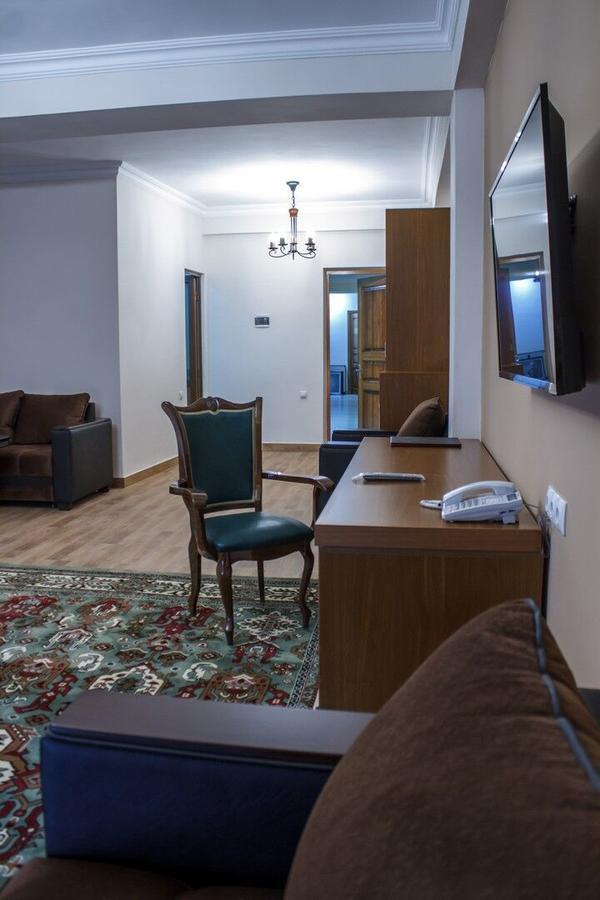 Hotel Plaza Viktoria Gjoumri Kültér fotó