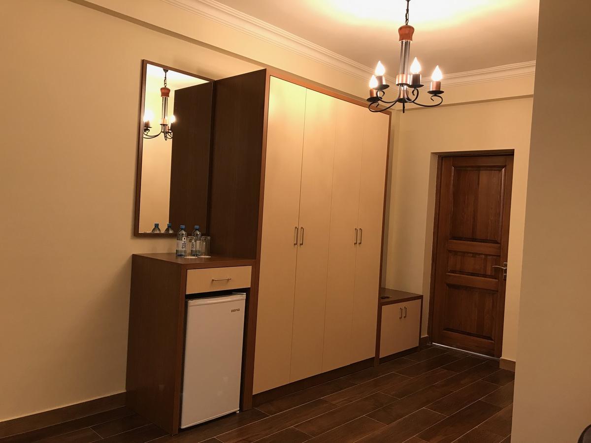 Hotel Plaza Viktoria Gjoumri Kültér fotó
