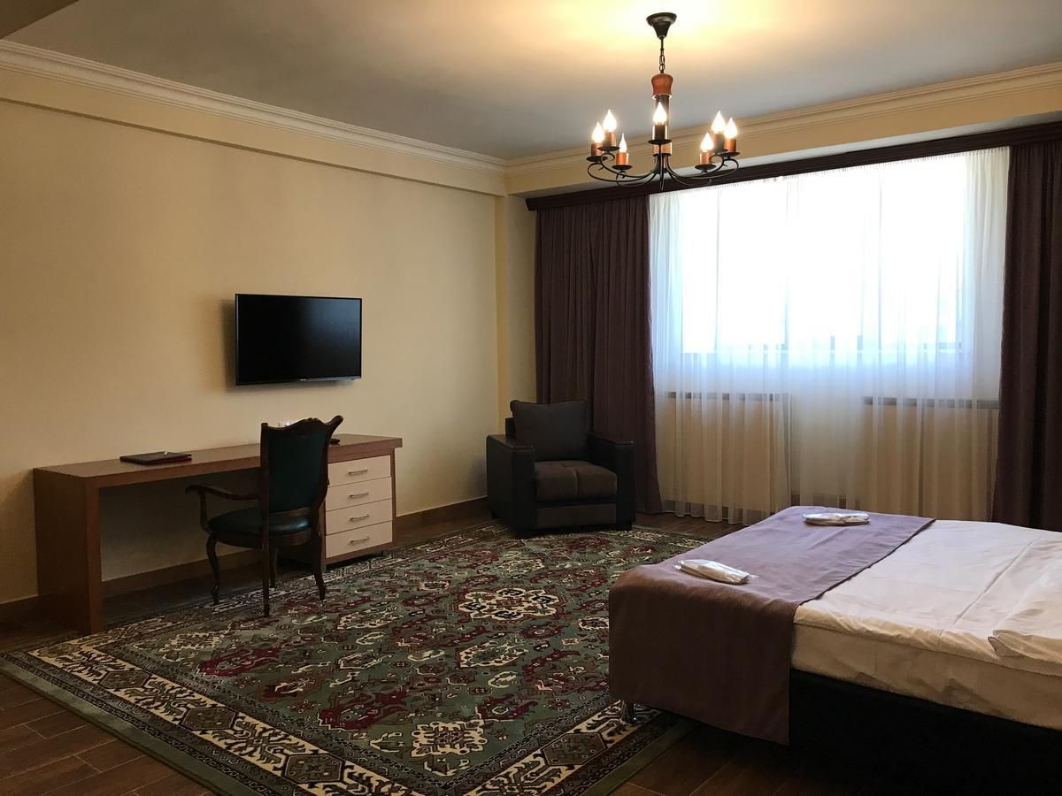 Hotel Plaza Viktoria Gjoumri Kültér fotó