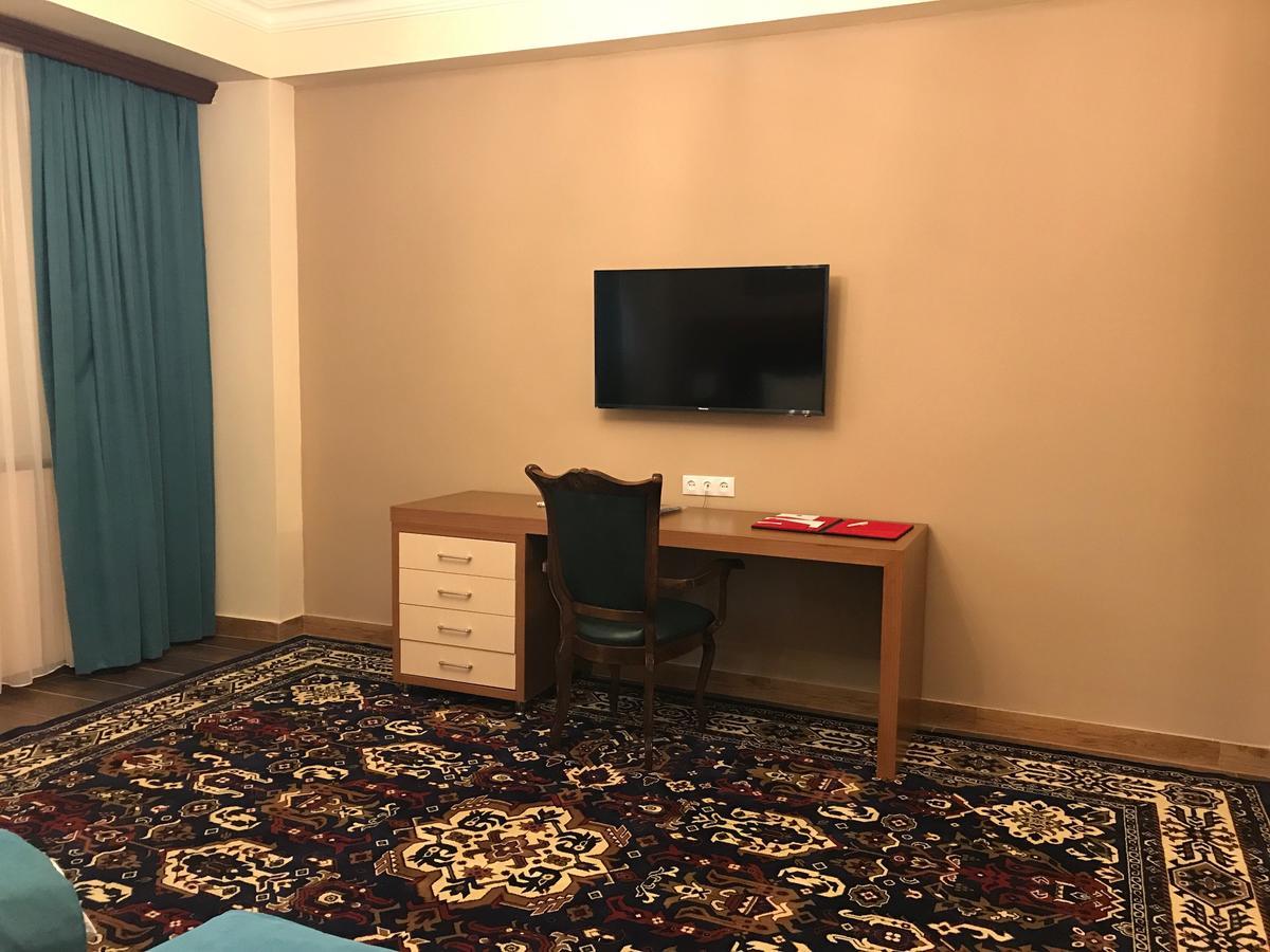 Hotel Plaza Viktoria Gjoumri Kültér fotó