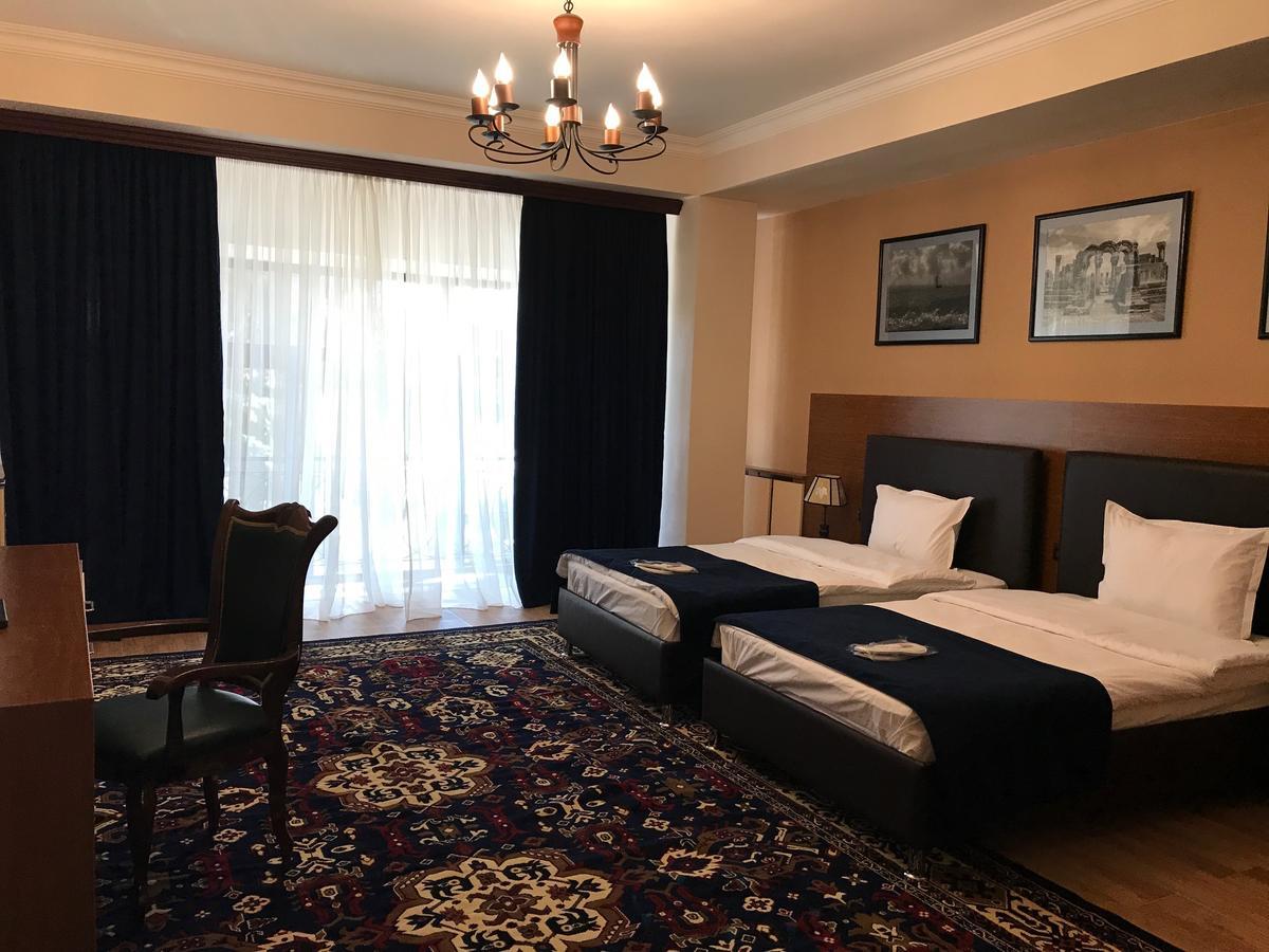 Hotel Plaza Viktoria Gjoumri Kültér fotó