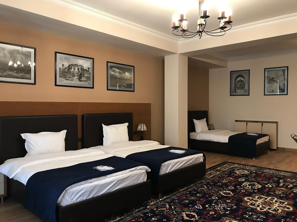 Hotel Plaza Viktoria Gjoumri Kültér fotó