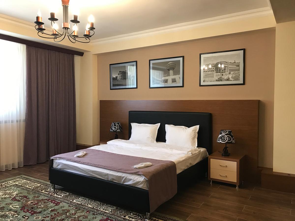 Hotel Plaza Viktoria Gjoumri Kültér fotó