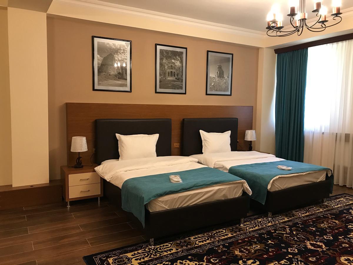 Hotel Plaza Viktoria Gjoumri Kültér fotó