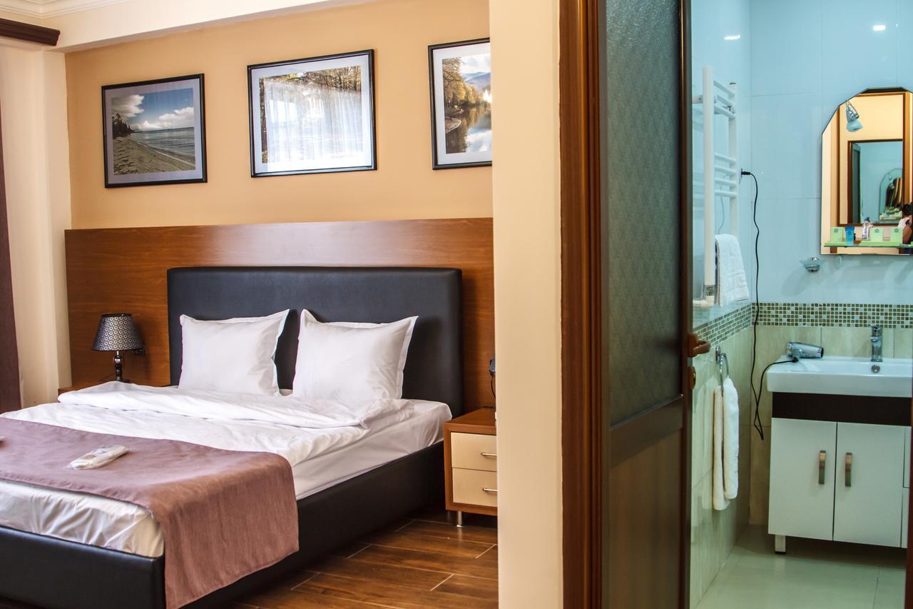 Hotel Plaza Viktoria Gjoumri Kültér fotó