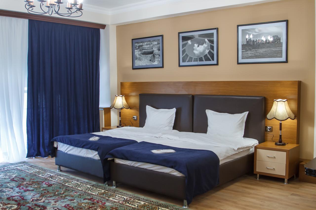 Hotel Plaza Viktoria Gjoumri Kültér fotó