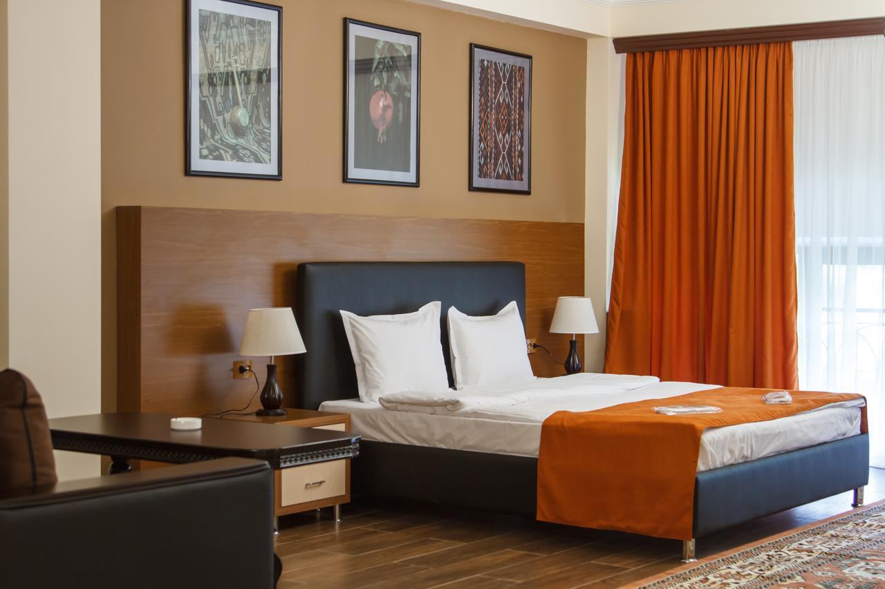 Hotel Plaza Viktoria Gjoumri Kültér fotó