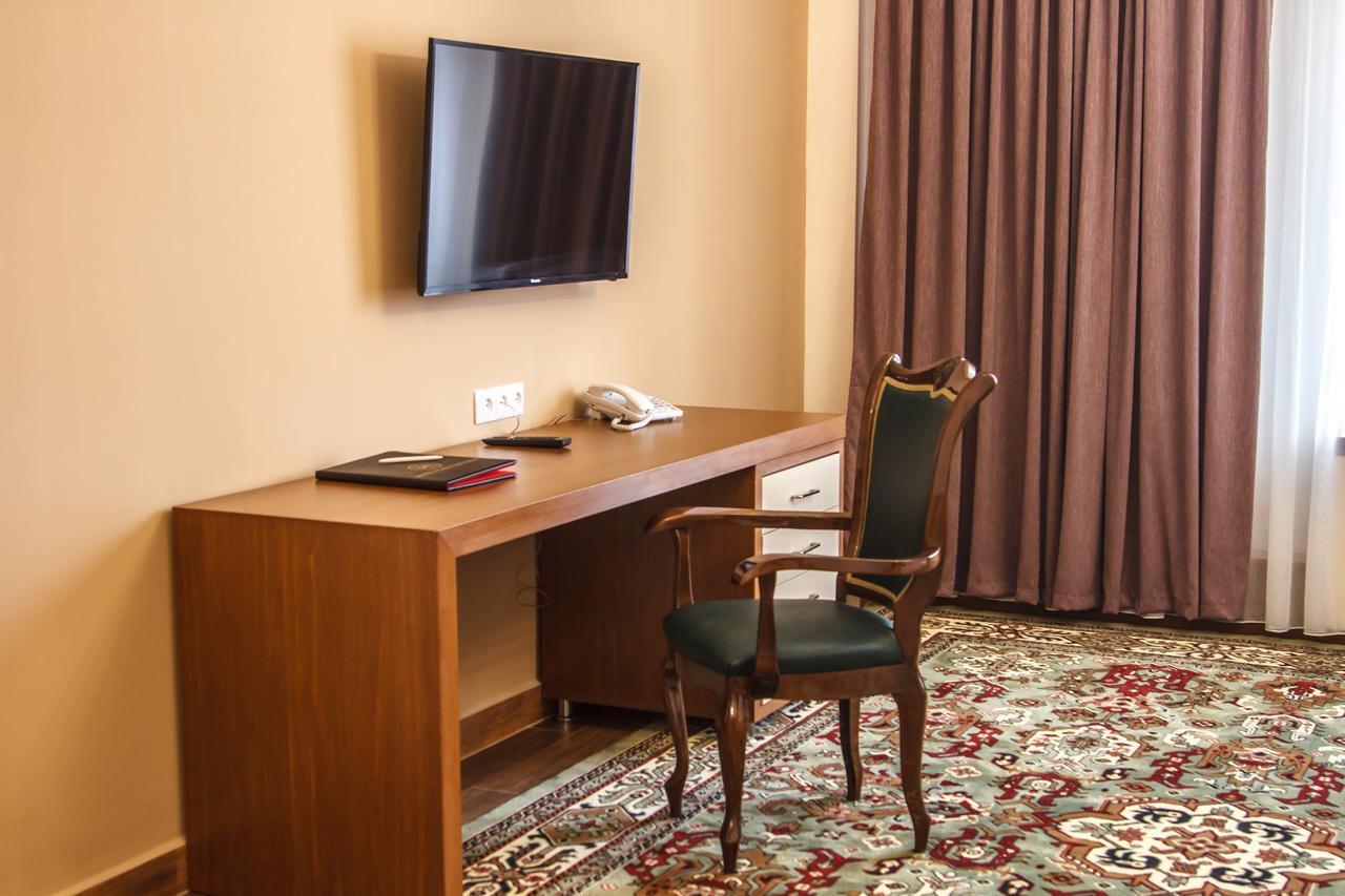 Hotel Plaza Viktoria Gjoumri Kültér fotó