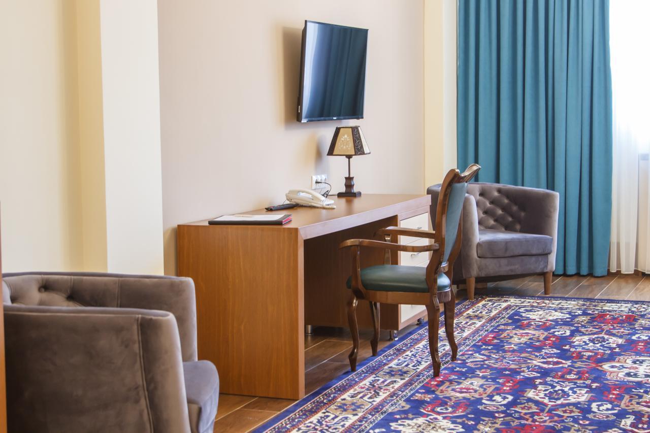 Hotel Plaza Viktoria Gjoumri Kültér fotó