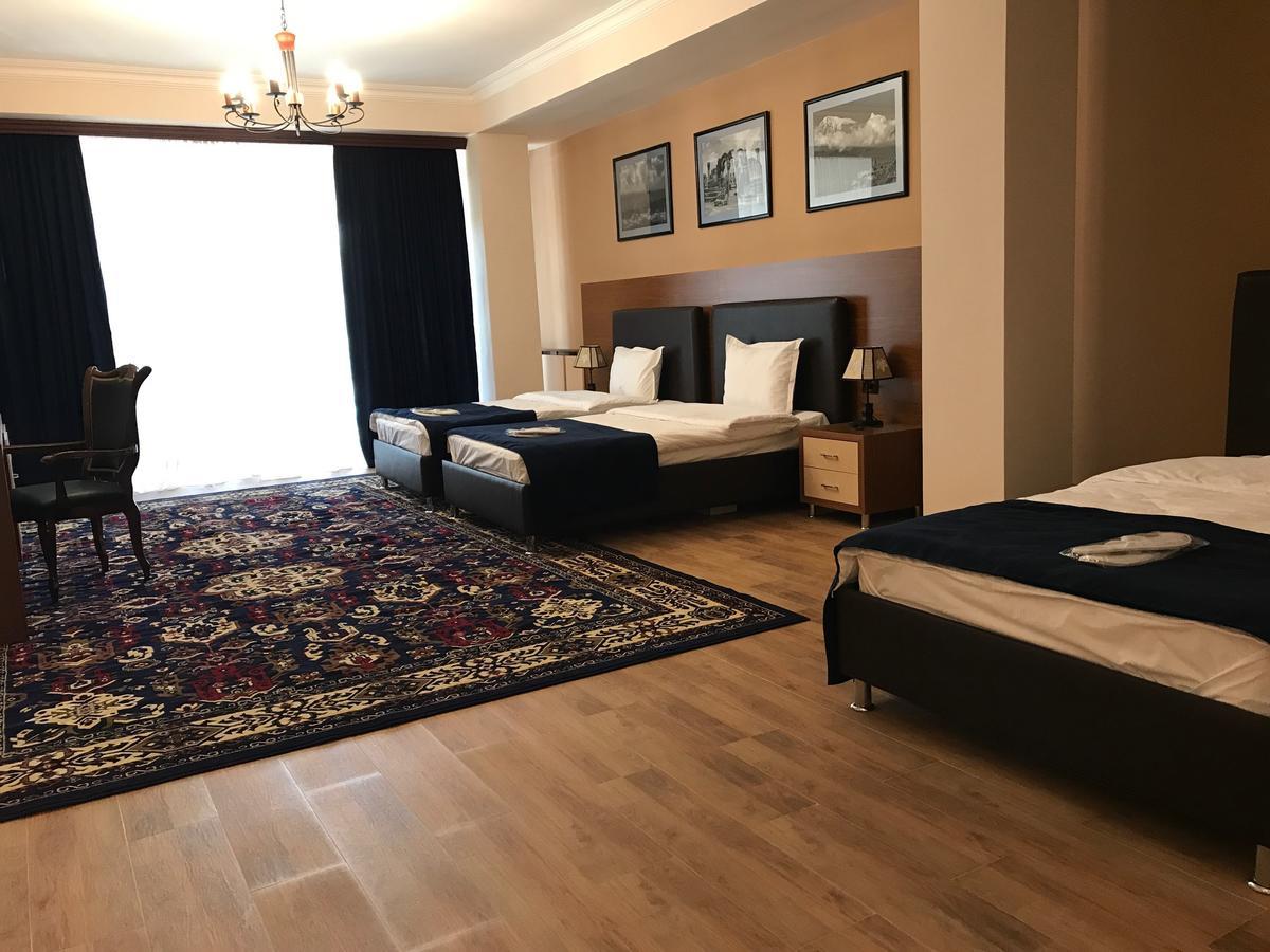 Hotel Plaza Viktoria Gjoumri Kültér fotó