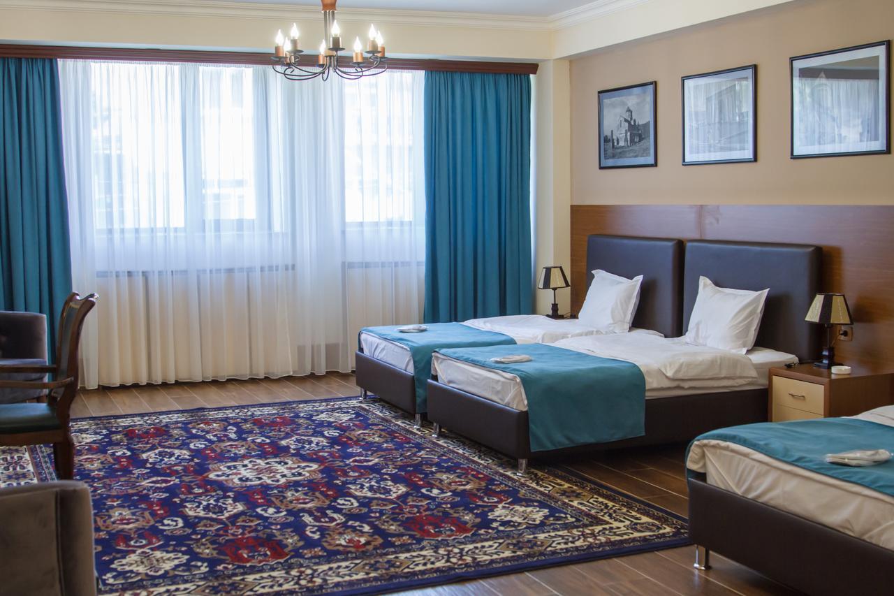 Hotel Plaza Viktoria Gjoumri Kültér fotó