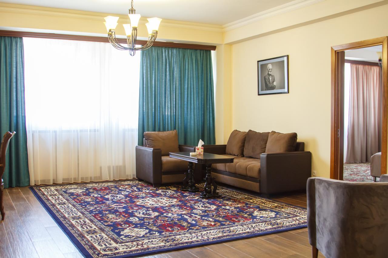 Hotel Plaza Viktoria Gjoumri Kültér fotó